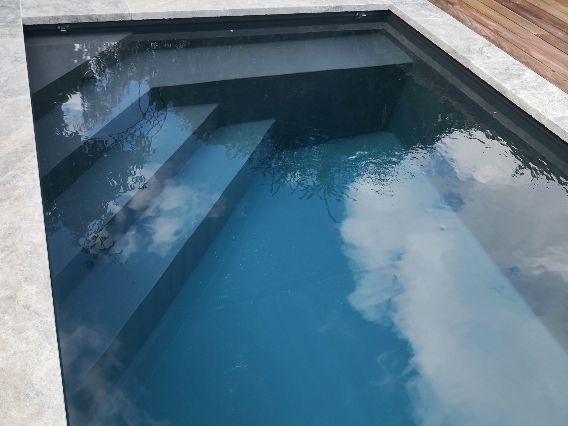 Escalier d'angle pour piscine