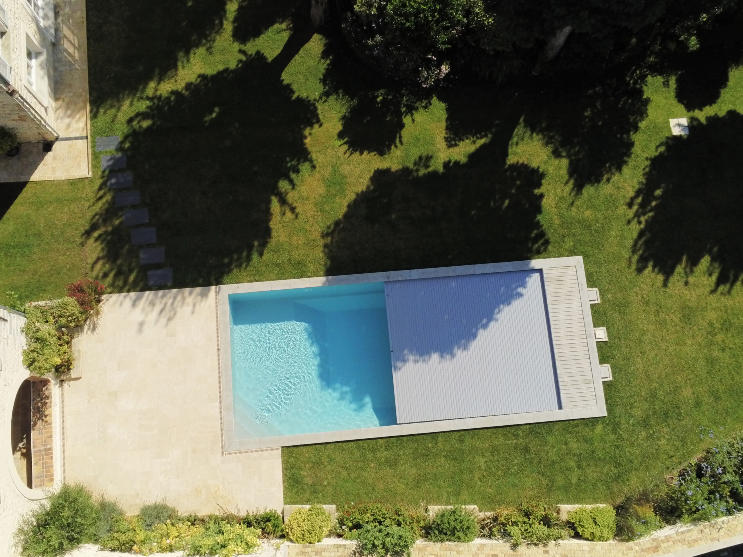 Piscine avec couverture à barre