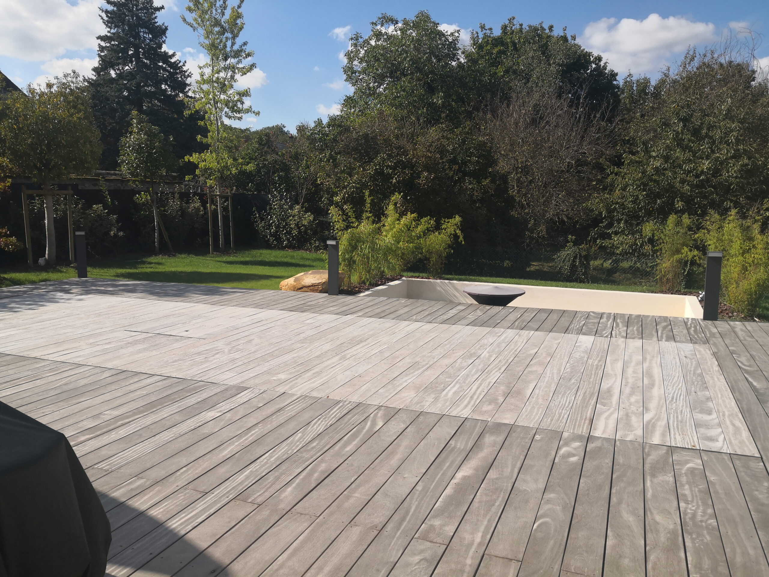 Piscine avec fond mobile en bois